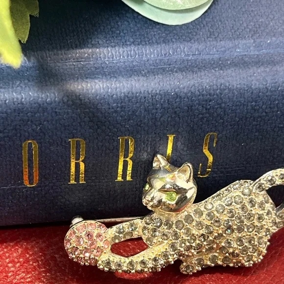 Vintage Monet Cat with Ball Brooch. Signed - Picture 2 of 4